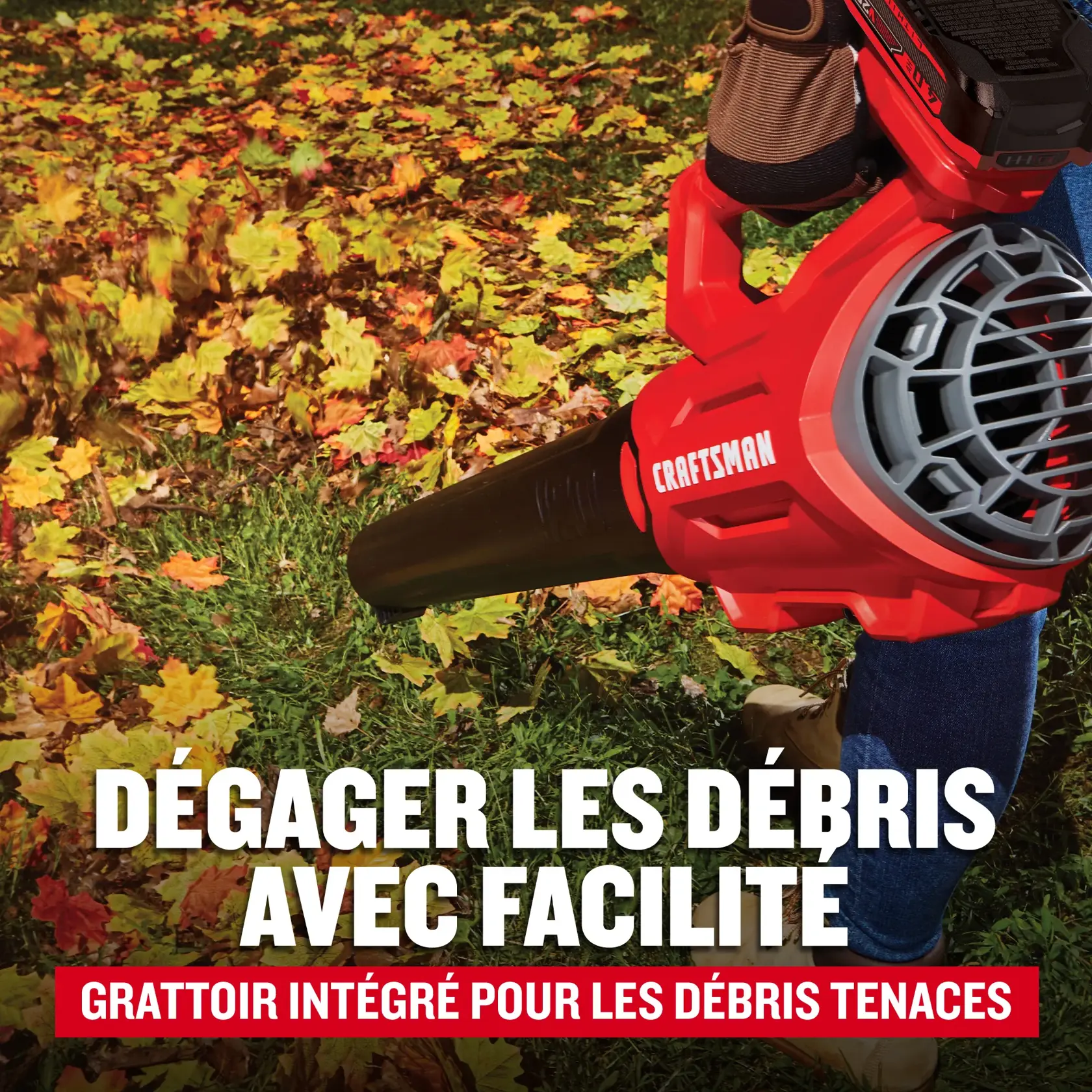Photo du souffleur de feuilles sans fil Craftsman CMCBL700M1 utilisé sur des feuilles d’automne dehors.