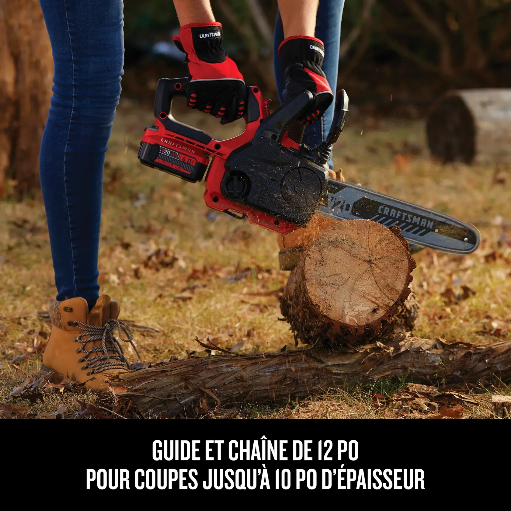 Vue rapprochée sur la scie à chaîne compacte sans fil de 12 po CRAFTSMAN coupant une bûche