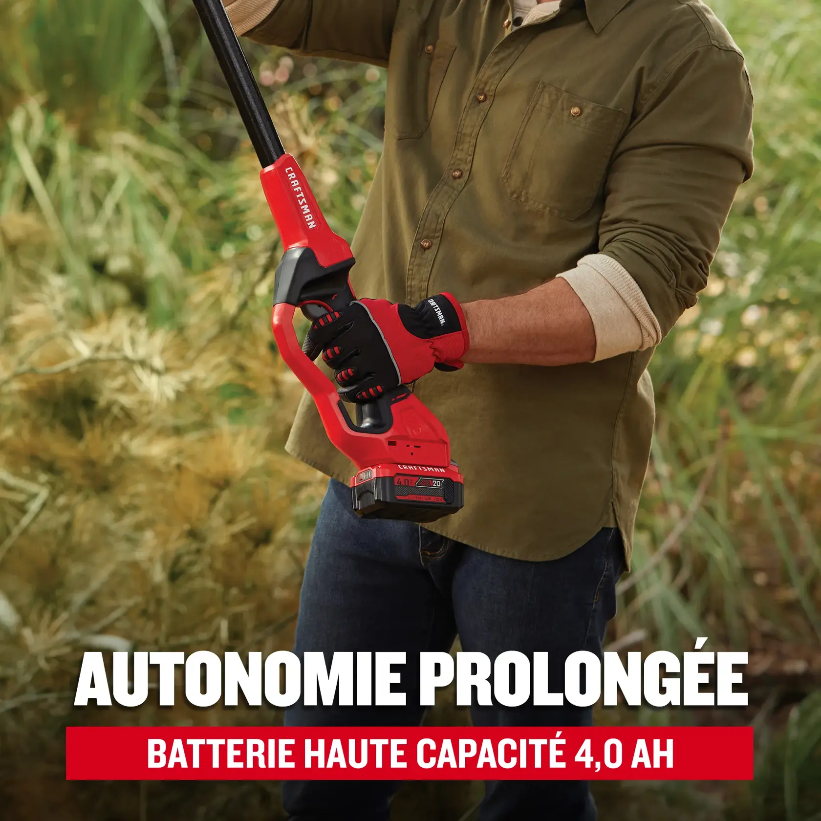 Homme utilisant le produit avec texte sur l'autonomie prolongée avec la batterie haute capacité 4,0 Ah