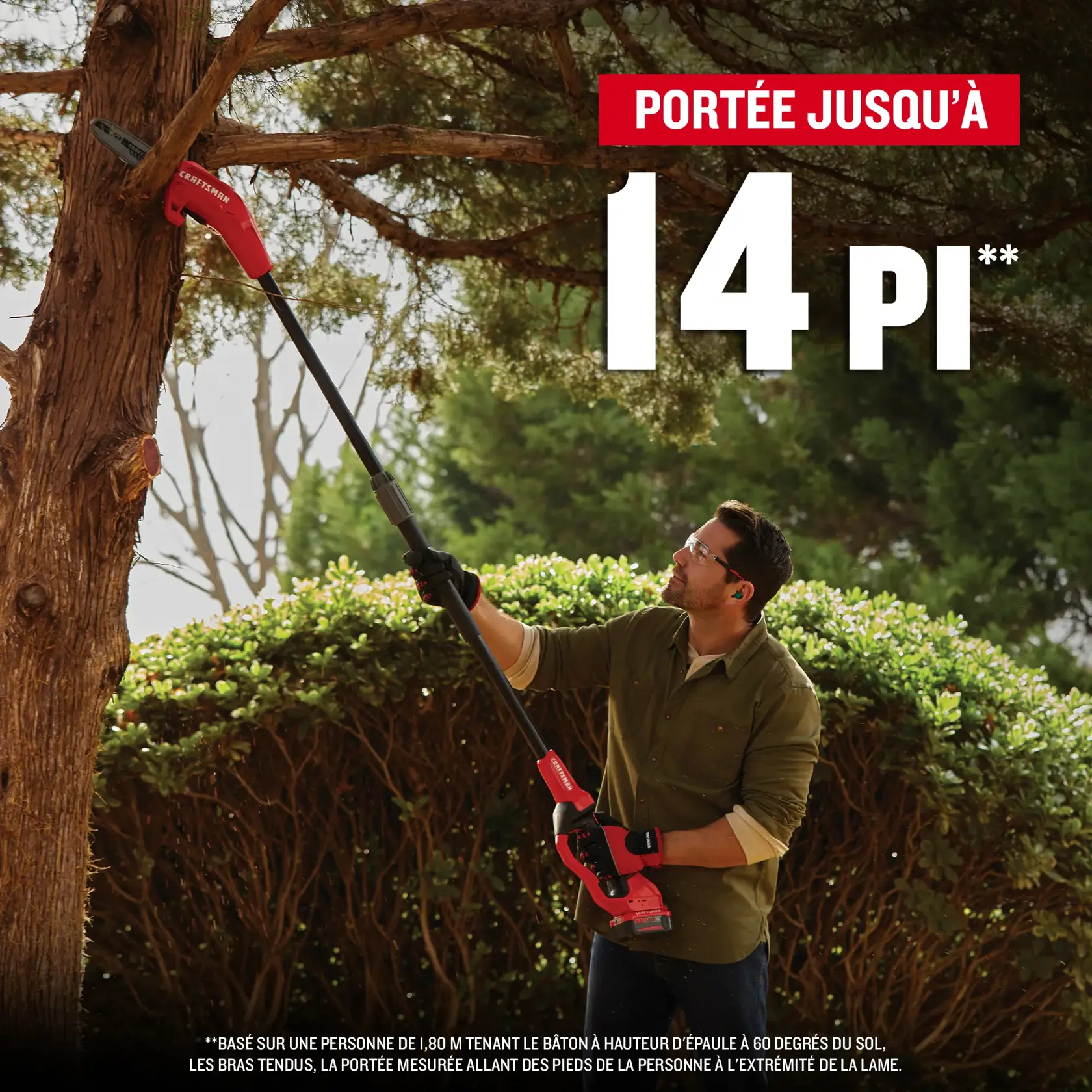 Homme utilisant le produit pour couper une branche haute, avec texte sur la portée de 14 pieds du poteau d'extension