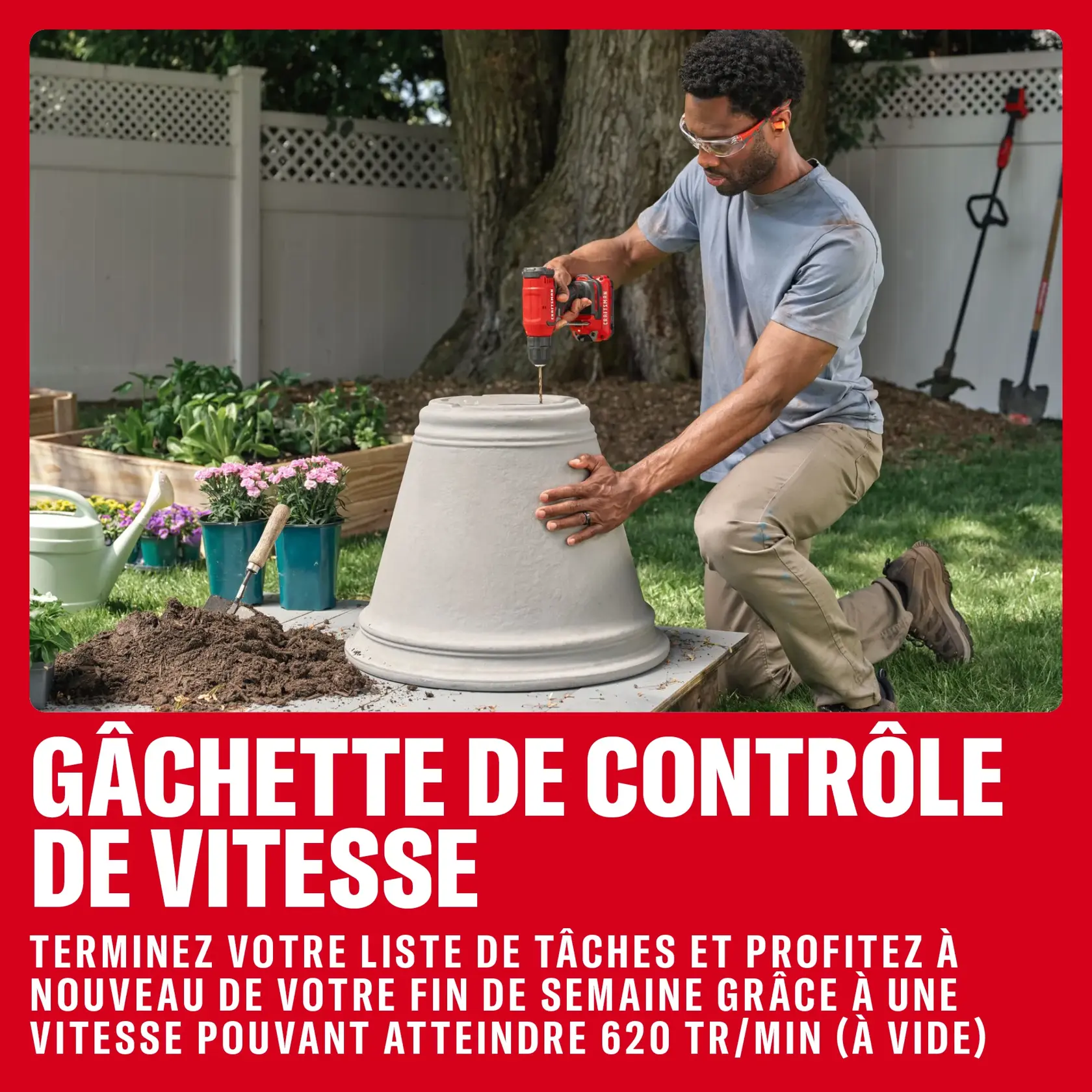Personne utilisant une perceuse CRAFTSMAN sur un grand pot dehors, entourée de plantes et d'outils de jardinage.