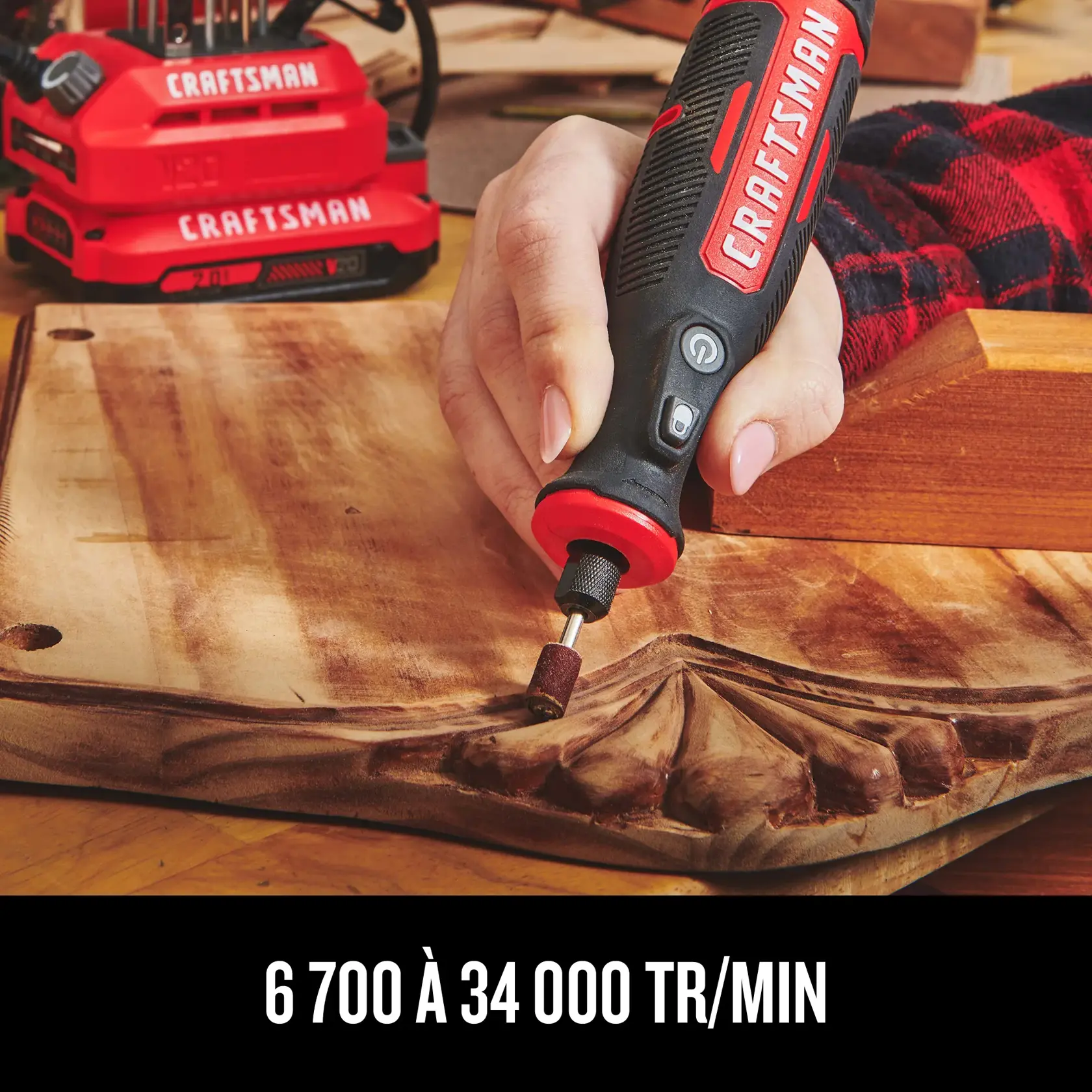 Une personne qui utilise l’outil rotatif CRAFTSMAN(R) 20 V sur du bois qui a 34 embouts et une boîte d’accessoires.