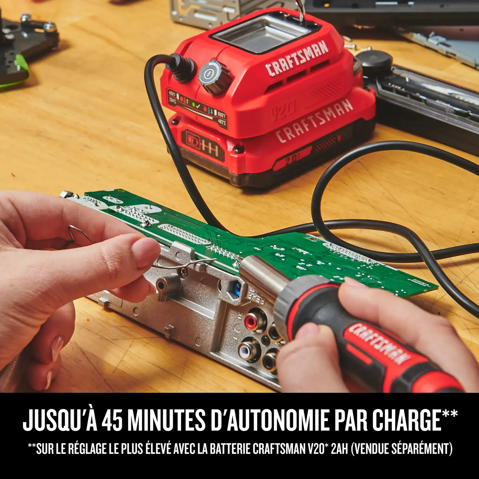 Personne utilisant le fer à souder 20 V CRAFTSMAN(R) sur des pièces d’ordinateur, présentant l’autonomie de 45 min par charge
