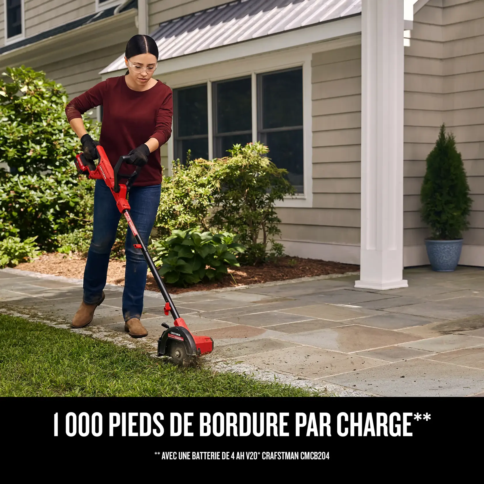 Femme qui utilise le coupe-bordure