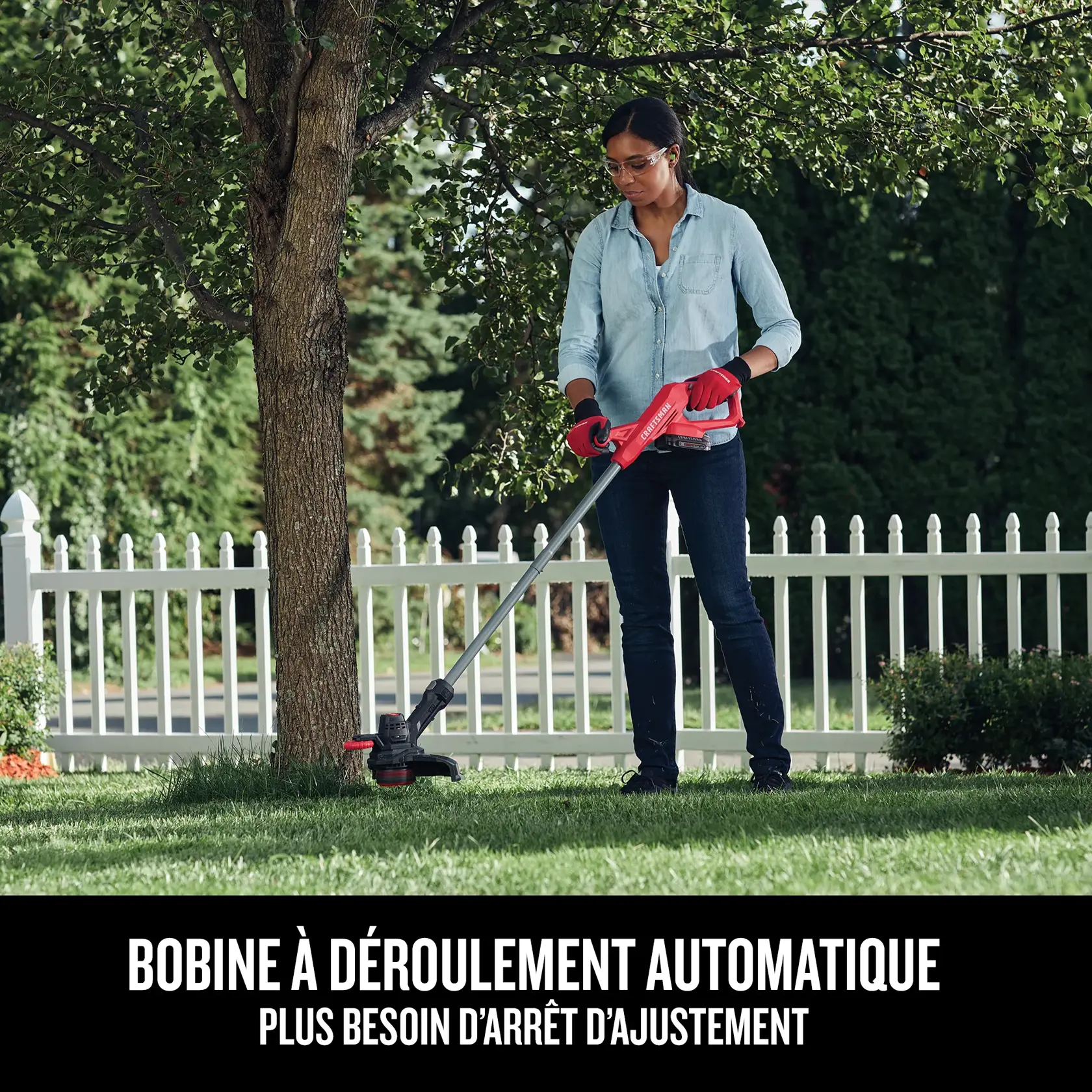 Une femme utilisant un coupe-bordures autour d'un arbre, avec texte sur la bobine d'alimentation automatique sur la bobine à déroulement automatique
