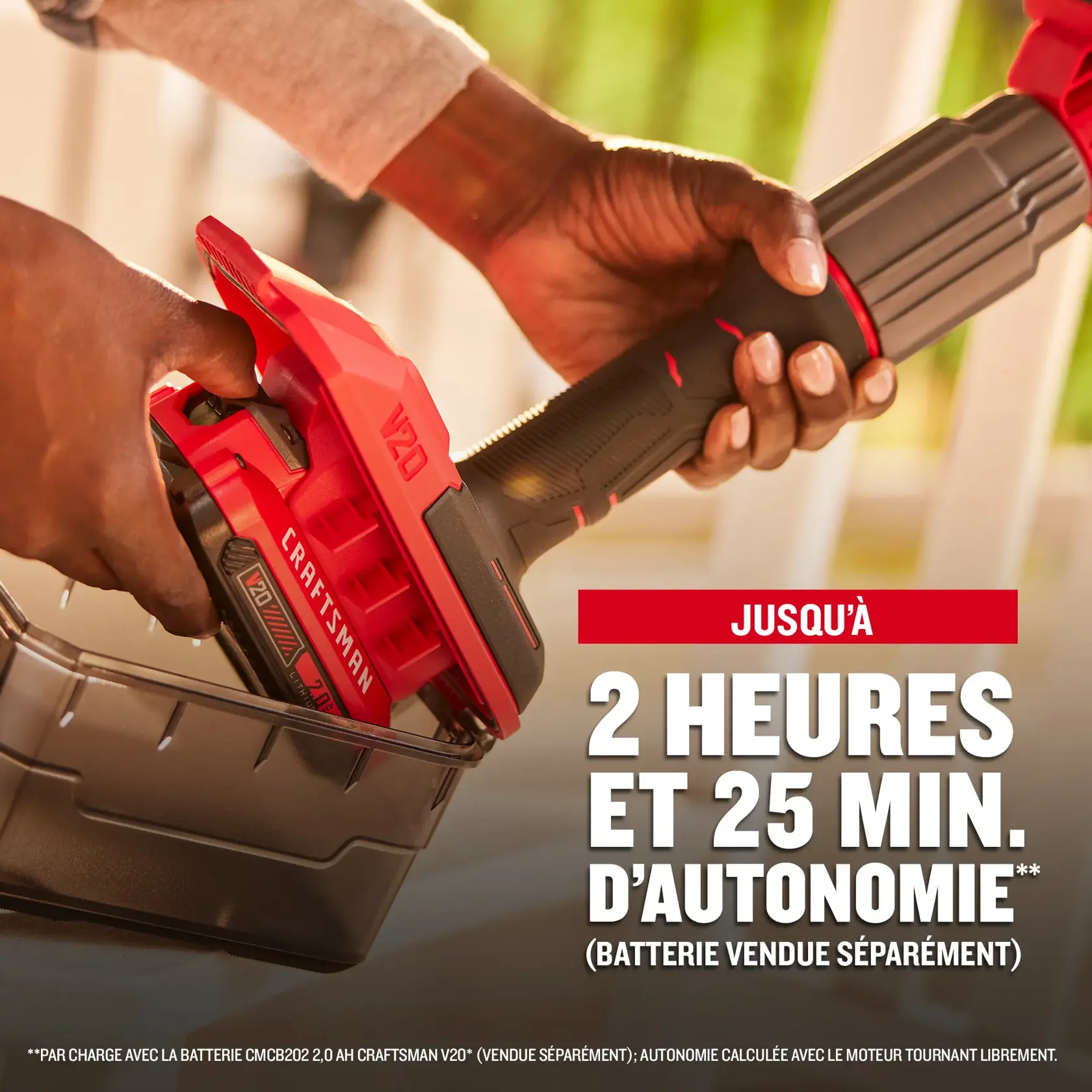 Femme mettant en place une batterie dans la brosse électrique V20