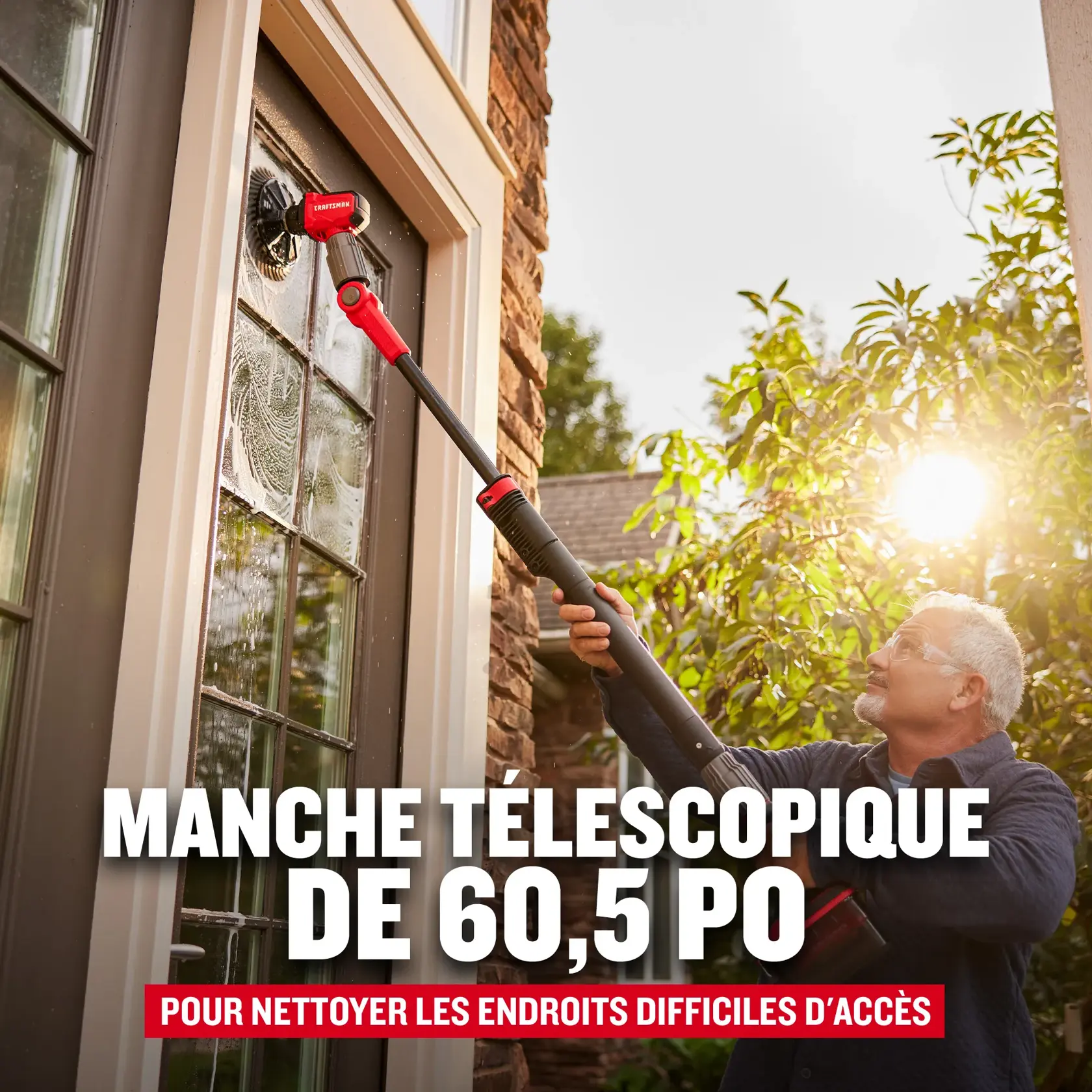 Homme nettoyant une fenêtre avec une brosse électrique étendue V20