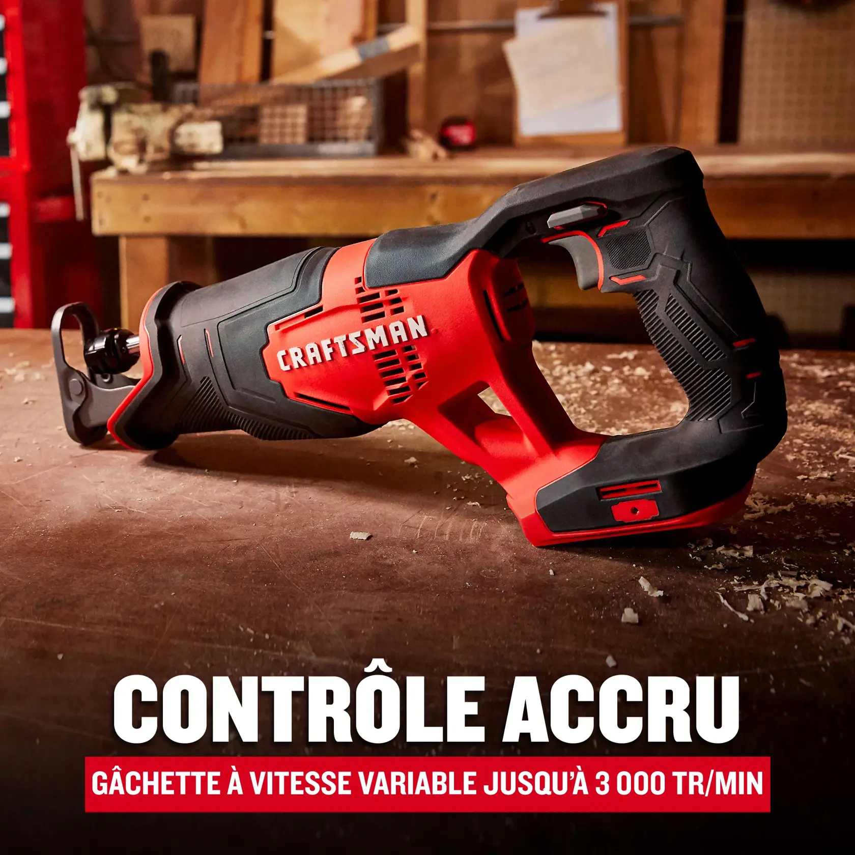 Scie alternative sur un établi, avec texte mettant en évidence la contrôle accru gâchette a vitesse variable jusqu'a 3000 TR/MIN