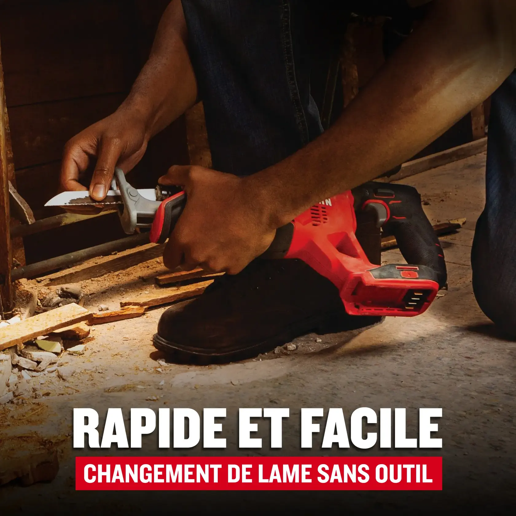 Un homme retire la lame d'une scie sauteuse avec texte mettant en évidence le rapide et facile changement de lame sans outil