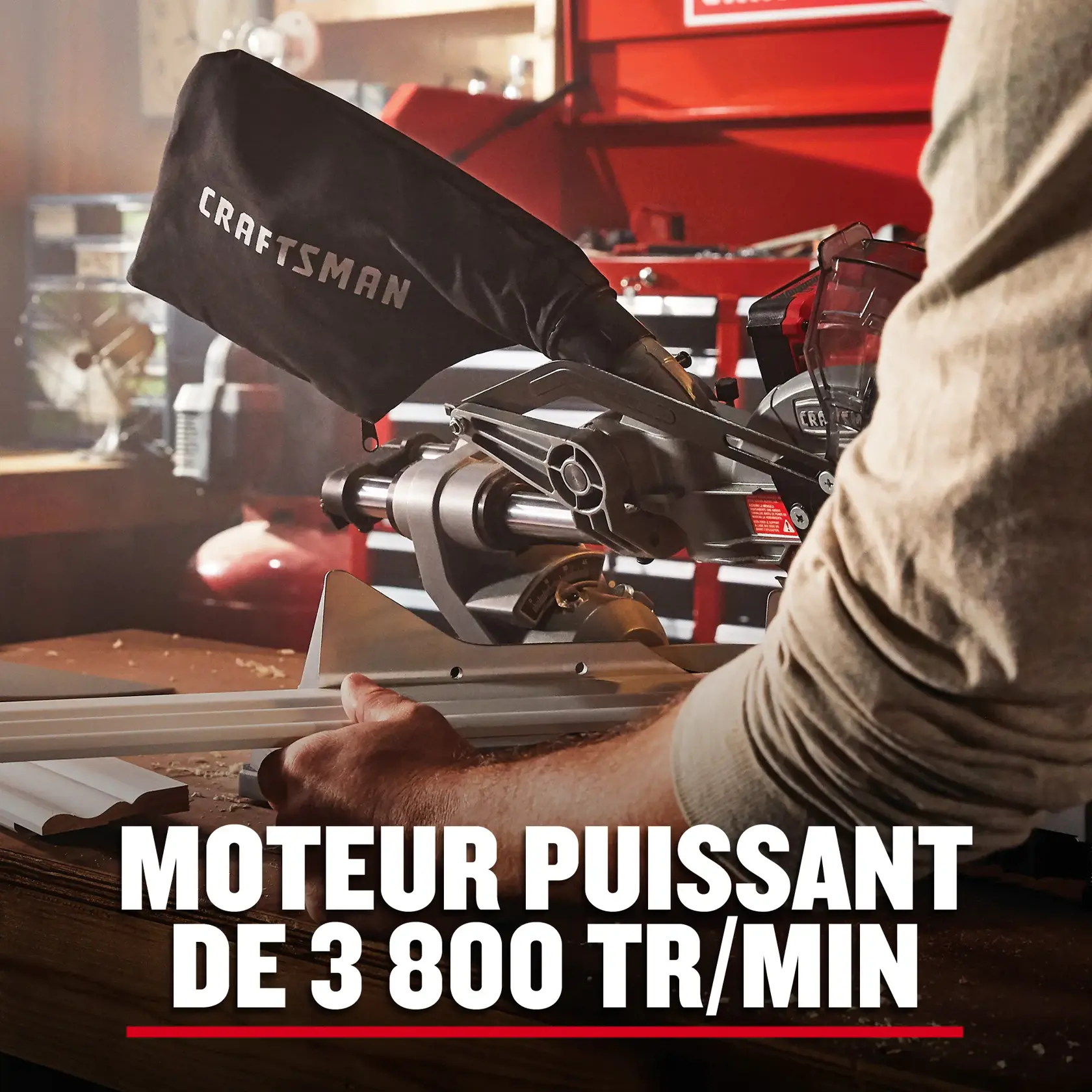 Un homme utilisant la scie à onglet avec texte sur le puissant moteur de 3800 tr/min