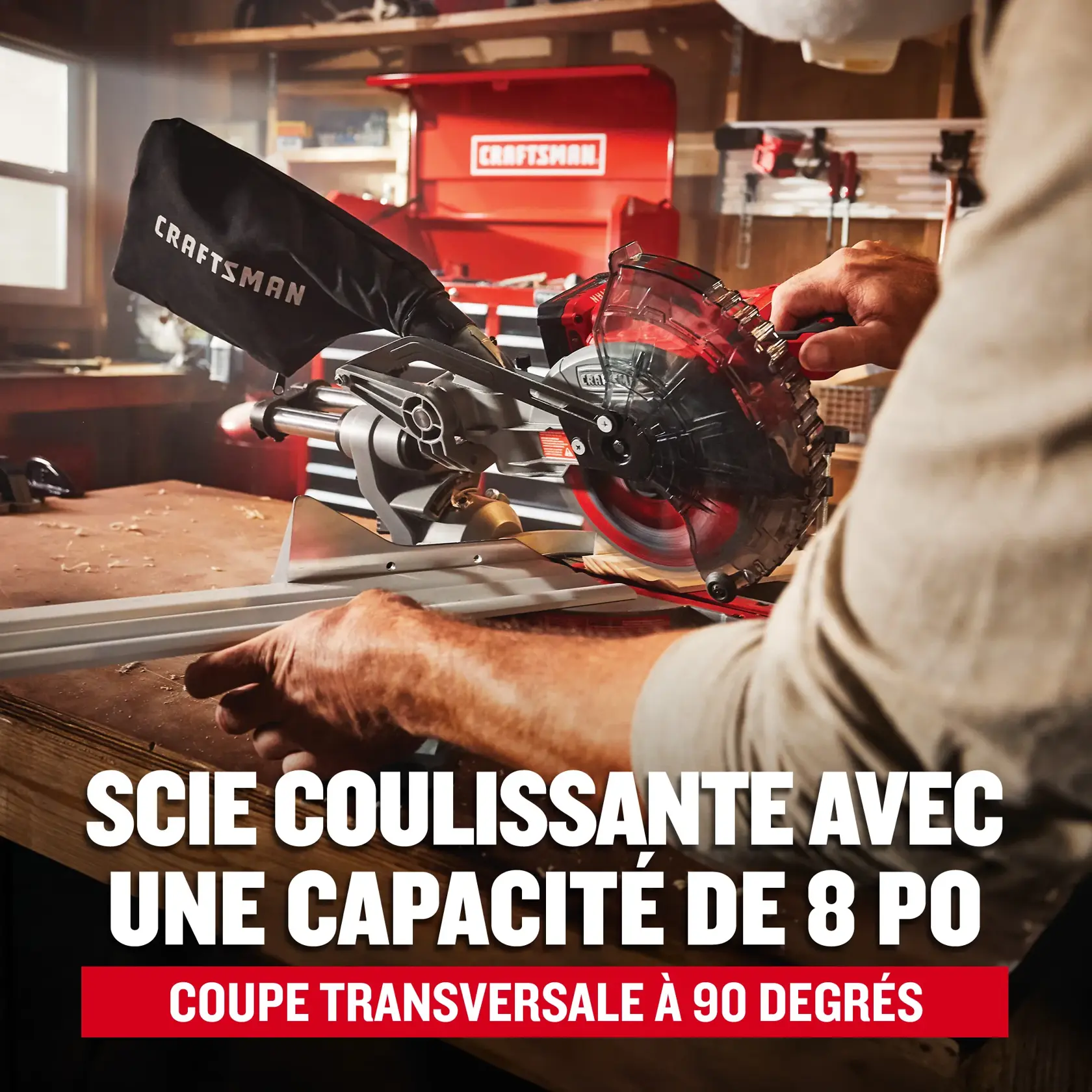 Un homme utilisant la scie à onglet avec texte sur le scie coulissante avec une capacité de 8 po pour coupe transversale à 90 degrés