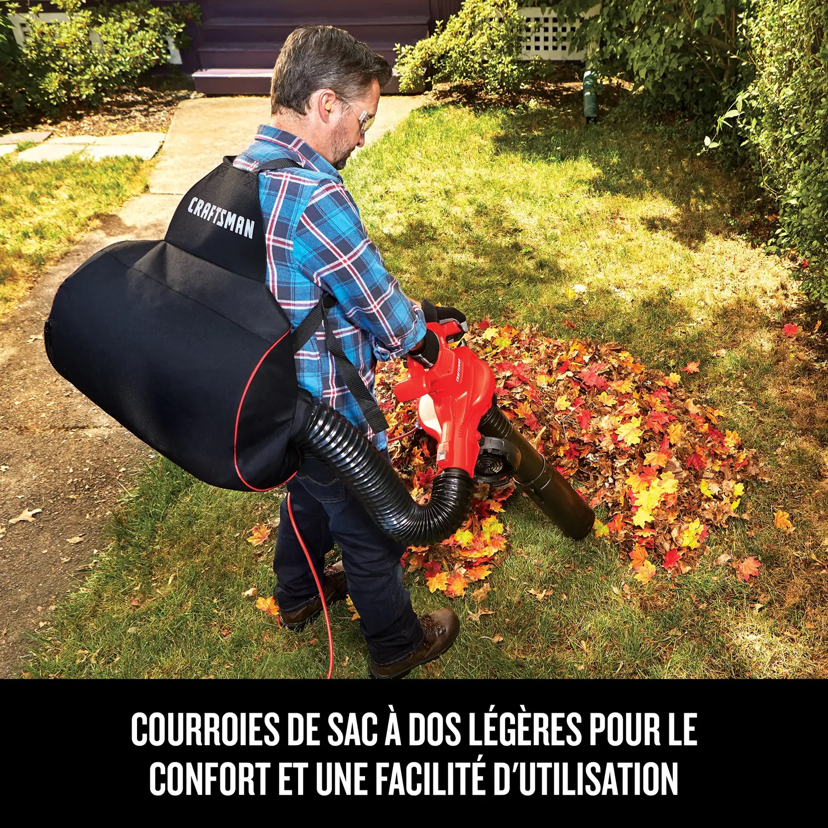 Un homme utilise la fonction aspirateur dorsal, avec texte soulignant la facilité de transport jusqu'à 55 litres de débris broyés