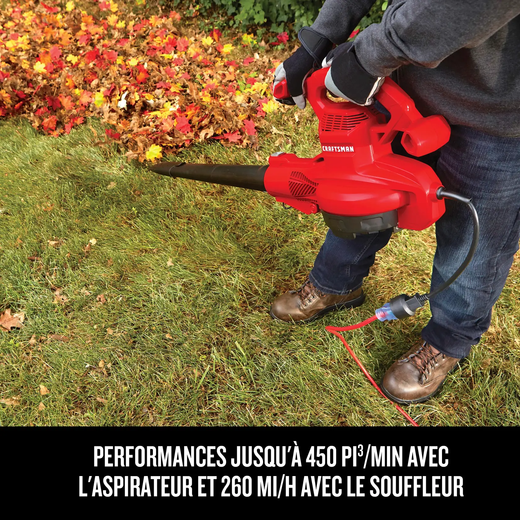 Un homme souffle des feuilles avec un souffleur, avec texte soulignant le moteur de 12 ampères pour les débris les plus tenaces