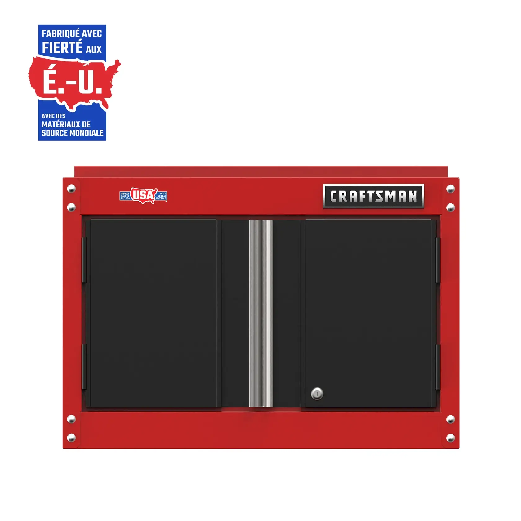 Un meuble mural rouge et noir avec deux portes, fabriqué par Craftsman. Le devant présente le logo Craftsman en haut à droite, ainsi qu'un autocollant indiquant un assemblage aux États-Unis avec des matériaux de source mondiale en haut à gauche. Il y a également une affiche en français indiquant 'Fabriqué avec fierté aux É.-U. avec des matériaux de source mondiale.'