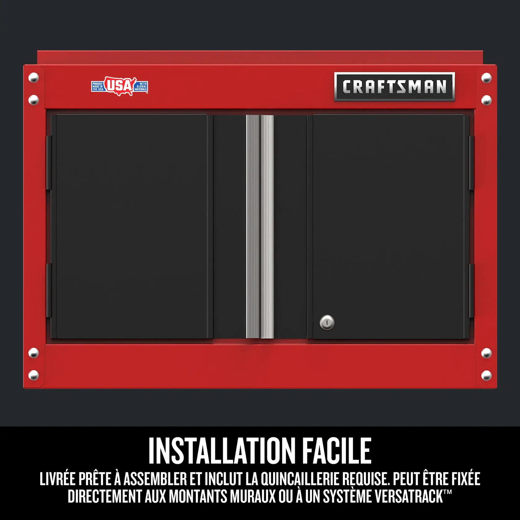 Armoire de rangement murale rouge et noire avec deux portes, poignées métalliques et logo Craftsman en haut à droite. Un autocollant indique qu'elle est fabriquée aux États-Unis. Le texte en dessous précise que l'installation est facile, avec la quincaillerie incluse pour la fixation directe aux montants muraux ou à un système Versatrack.