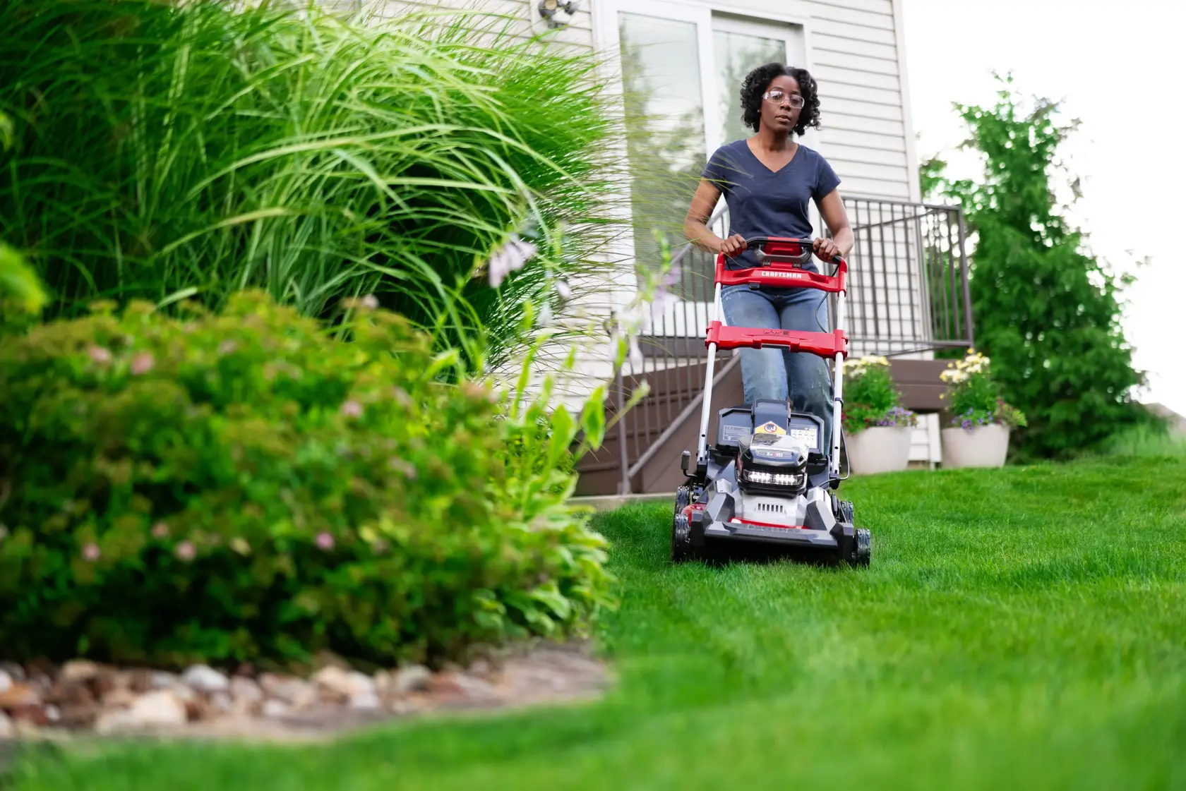 Woman cutting grass with CRAFTSMAN 2xV20 BRUSHLESS RP™ Self-propelled Mower