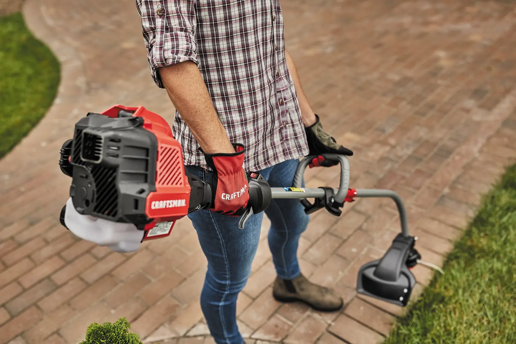 CRAFTSMAN Taille-bordures De 17 po À Arbre Courbé Et Moteur À Essence 2 temps De 25 cm³ Avec Possibilité D’accessoires wc2200 WEEDWACKER®